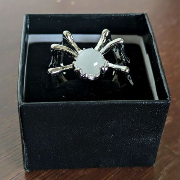 NWT Gorgeous Silvertone Spider Ring with Faux Moonstone - Picture 4 of 12